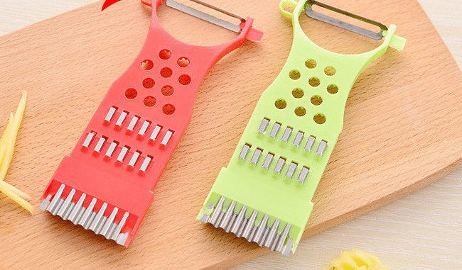 Suốt bao nhiêu năm, giờ tôi mới biết công dụng của chiếc lỗ nhỏ ở cạnh của dao nạo rau củ! - Ảnh 1.