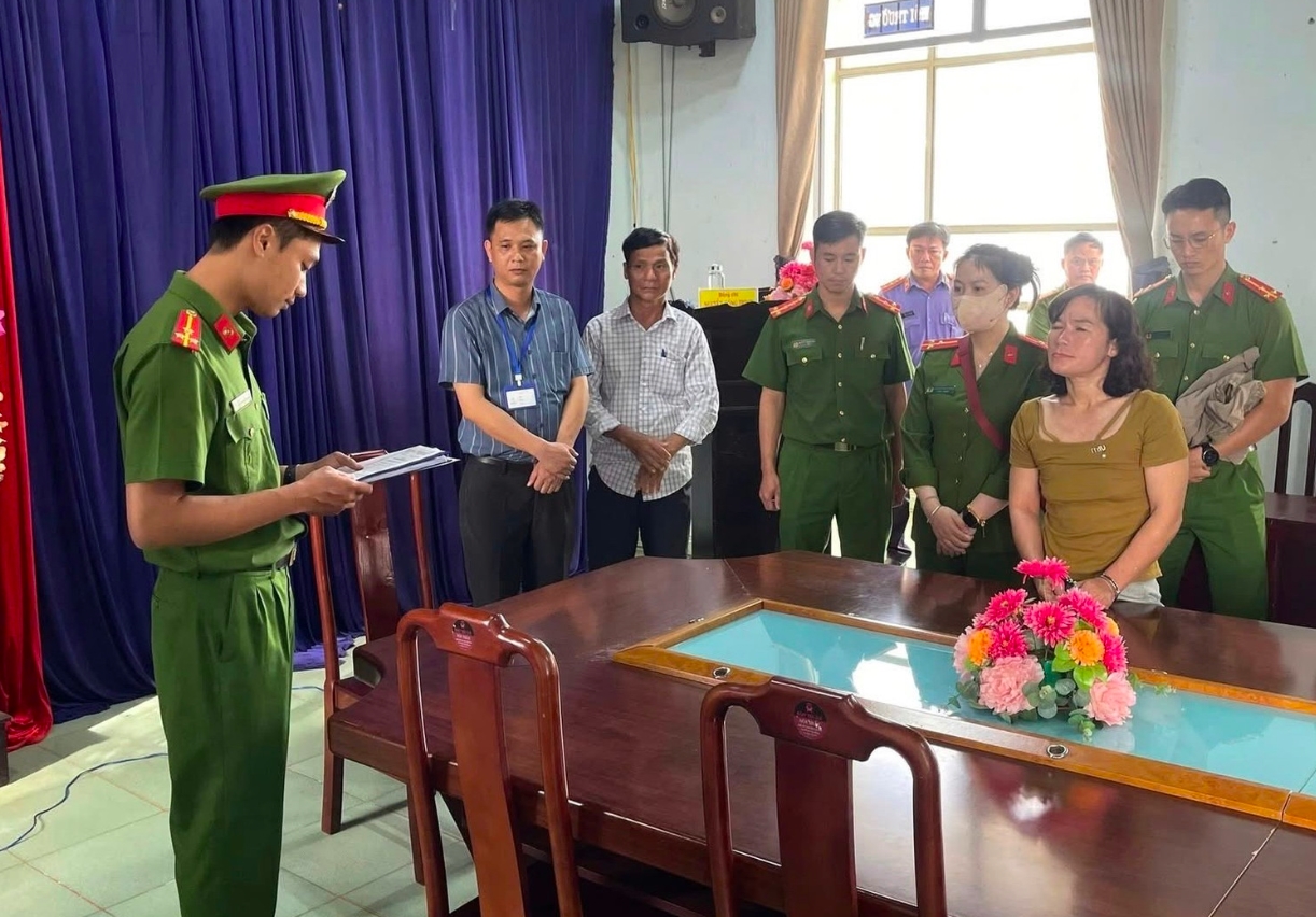 Bắt tạm giam và khám xét chỗ ở của Lê Thị Thúy- Ảnh 1. Bắt tạm giam và khám xét chỗ ở của Lê Thị Thúy- Ảnh 1.