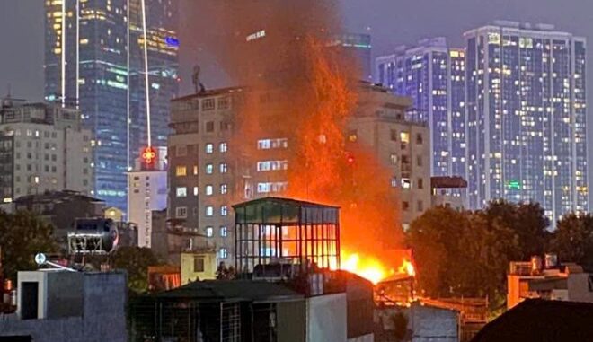 Cháy tầng 4 nhà tập thể ở đường Đê La Thành, Hà Nội