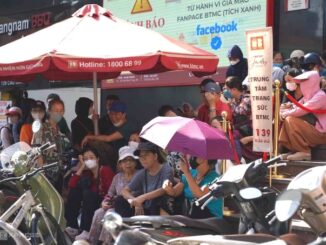 Người dân xếp hàng, ngồi chờ mua vàng trước cửa hàng Bảo Tín Minh Châu, 139 Cầu Giấy, sáng 17/10. Ảnh: Hoàng Giang
