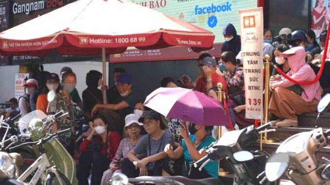 cho-mua-vang-17-10-jpeg-176067-3488-1498-1760672149-2 Người dân xếp hàng, ngồi chờ mua vàng trước cửa hàng Bảo Tín Minh Châu, 139 Cầu Giấy, sáng 17/10. Ảnh: Hoàng Giang