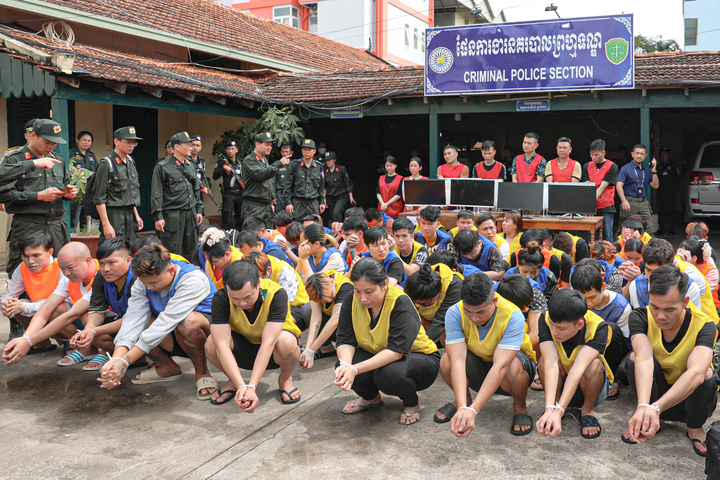 cong-an-tinh-lai-chau-1-of-1-3-14535792 Nhóm lừa đảo qua mạng tại Campuchia thời điểm bị bắt giữ. (Ảnh: CACC)