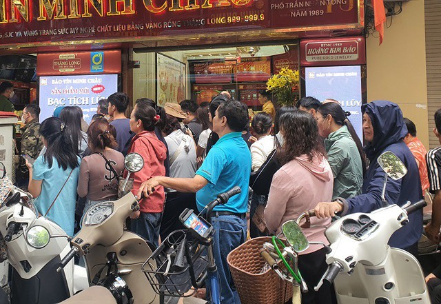 Lỡ “đu đỉnh”, người đàn ông ở Hà Nội vội mang vàng đi cắt lỗ thì gặp cảnh bất ngờ, băn khoăn- Ảnh 1. Lỡ “đu đỉnh”, người đàn ông ở Hà Nội vội mang vàng đi cắt lỗ thì gặp cảnh bất ngờ, băn khoăn- Ảnh 1.