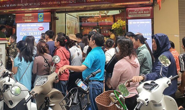 Lỡ “đu đỉnh”, người đàn ông ở Hà Nội vội mang vàng đi cắt lỗ thì gặp cảnh bất ngờ, băn khoăn- Ảnh 1.