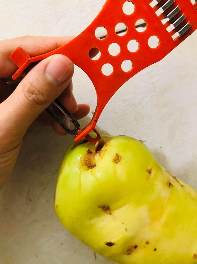 Sống 30 năm trên đời, tôi mới biết công dụng của chiếc lỗ nhỏ cạnh chiếc nạo rau củ, ra là để "nặn mụn" - Ảnh 2.