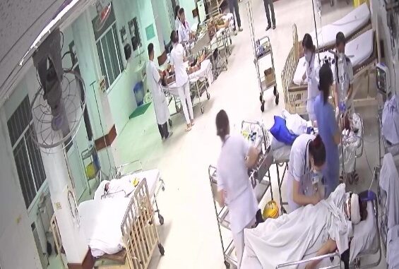 Các y bác sĩ tại Bệnh viện Đa khoa Quảng Nam đang nỗ lực tối đa để cứu chữa và chăm sóc cho các nạn nhân.