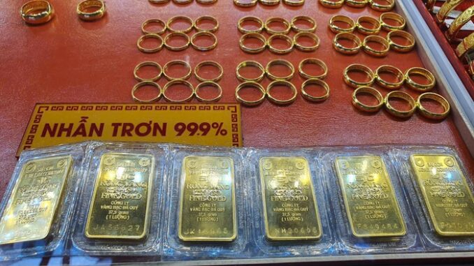 vang-7-10-1759802617266758323633 Tối nay 17-10, giá vàng đang lao dốc mạnh - Ảnh 1.