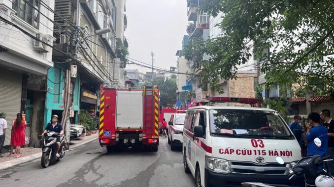 xe-cap-cuu-1760145691-17601457-4578-4545-1760145742 Xe cấp cứu chờ ngoài đường Xã Đàn để đưa nạn nhân đến bệnh viện. Ảnh: Huy Mạnh